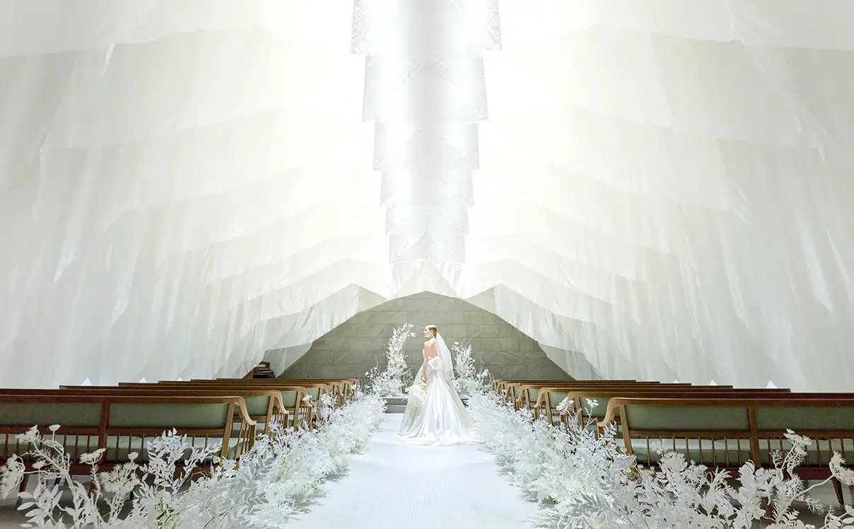 幻想的な純白のヴェールに包まれるチャペル
